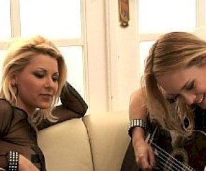 лесбиянка    качество HD {X} мин хорошего качества