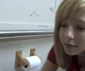 dzieweczka   w łazience