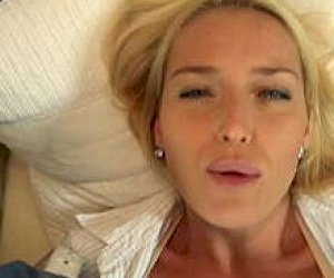 pan  bzyka panienkę