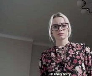 wytatułowana macocha w seksownej bieliźnie robi ręką facetowi dobrze