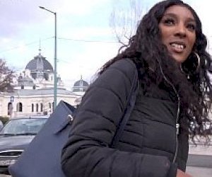 młoda czarna dziewczyna  dochodzi