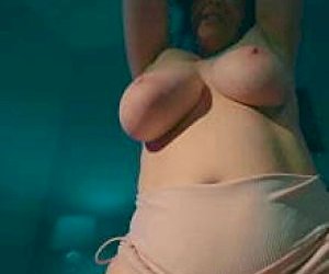 puszysta mama o zaokrąglonych kształtach uprawia sex na amazonkę w hotelu