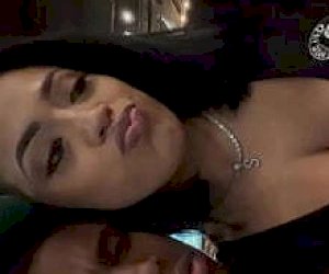 возбуждённая слишком старая для твоей девушки, слишком молодая для твоей мамы  минет