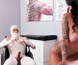 грудастая медсестра на высоких каблуках занимается грубым сексом