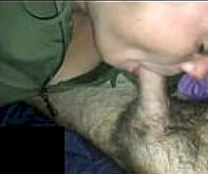 мужчина  кончил прям на неё