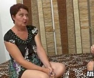 doświadczona lalka  odbywa seks analny