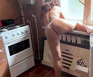 experienced lady about a sexy body does anal sex at home
