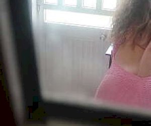 gruba kobietka z mokrą cipką zostaje przyłapana w kuchni