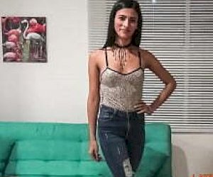 худая сучка узкой киской по-собачьи