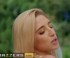 mokra dzieweczka  odbywa seks analny na basenie