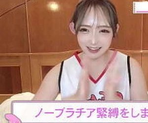 drobna azjatka w majetczkach zostaje związana