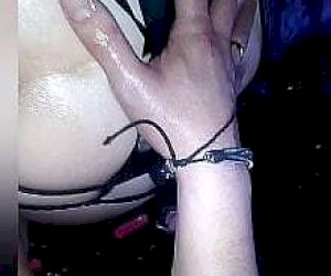 kobieta z fajnym tyłeczkiem zostaja nasmarowana olejkiem