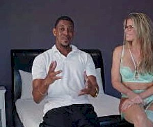 chłop z wielkim zaganiaczem zostaje obsłużony ręcznie