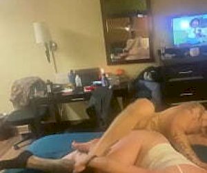 dziunia z fajnym tyłeczkiem rżnie się