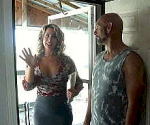 Asian hot mom with a shaved pussy is shouting loudly