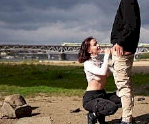 с татуировками женщина сексуальное белье кончил в неё на открытом воздухе