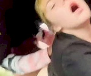 gostek z dużym interesem rżnie panienkę na świeżym powietrzu