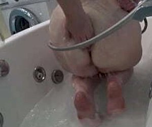 толстая большая белая девочка с аппетитный телом фетиш в ванной комнате