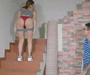 drobna dziunia z ciemnymi włosami uprawia sex na amazonkę