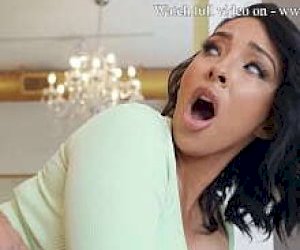 piękna brunetka z odstającym tyłkiem dostaje spermę do środka