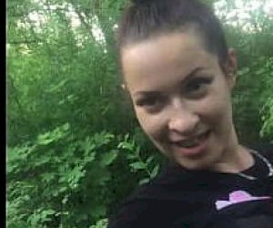 брюнетка   в общественном месте