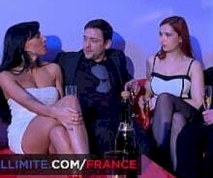 ruda panienka w seksownej bieliźnie bierze udział w trójkąciku