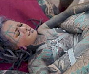 wytatułowana rozpustnica  obciąga kutasa