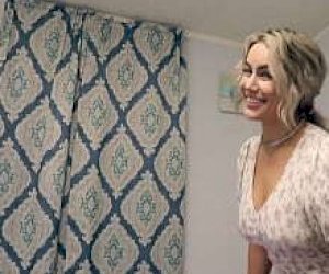 zaokrąglona mama z blond włosami jest brana na pieska w łóżku