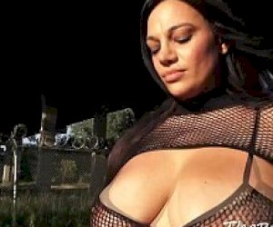 gościu z potężnym interesem spuszcza się na twarz na świeżym powietrzu