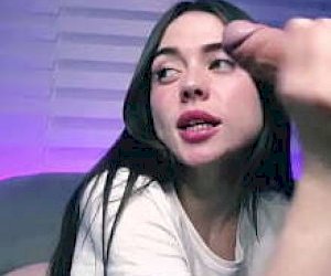 młoda babka bez doświadczenia zabawia się oralnie