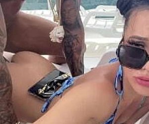 gościu z wielgachnym fiutkiem otrzymuje lodzika w domu