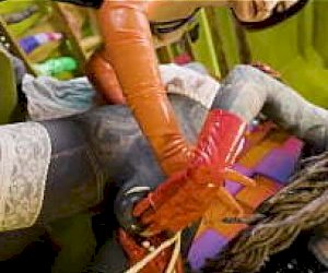 dominatorka  jest penetrowana pięścią