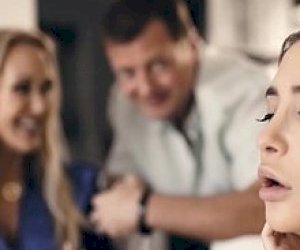 drobna macocha z owłosioną cipką wkłada kutasa głęboko do gardła