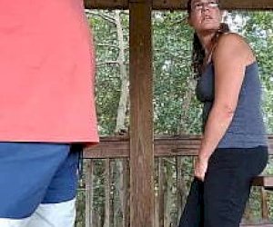 żona  zostaje przyłapana w miejscu publicznym