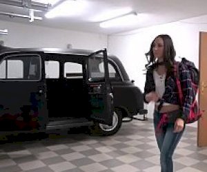 mokra duża piękna kobieta z blond włosami bierze udział w grupowym seksie