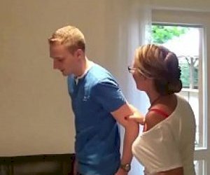 молодая похотливая богатая дама  крупным планом