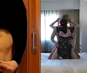 koleś z imponującą pałą spuszcza się w ukryciu