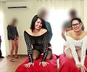 niewolnica  bierze udział w grupowym seksie