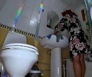 doświadczona sunia z fajnym tyłeczkiem uprawia seks analny w domu