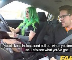 красотка девушка классная задница едет