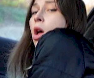 mężczyzna  obraca panienkę na świeżym powietrzu