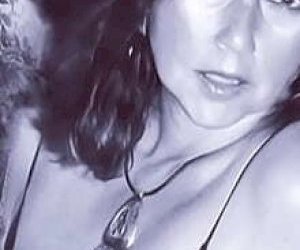 seksowana chętna bogata pani z ciemnymi włosami uprawia zmysłowy sex w domu