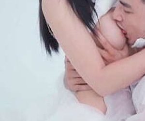 wytatułowana kobieta pochodząca z Azji bierze gościa jak Amazonka