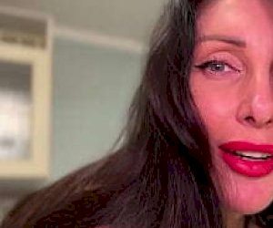 сексуальная похотливая с большими дынями глубокое горло дома