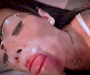 милая брюнетка с сексуальным телом сближение