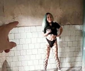 азиатка чувиха неопытная сосёт член дома