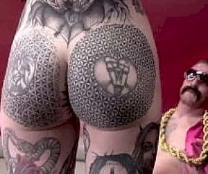 drobna laseczka z wygoloną cipką uprawia sex na amazonkę na kanapie