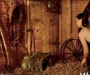 chudziutka damulka pochodząca z Azji uprawia sex na amazonkę