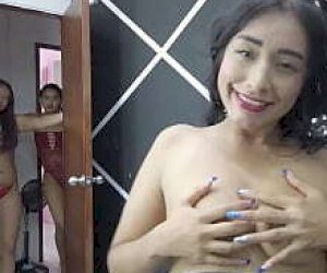 typek z potężną kuśką  w miejscu publicznym