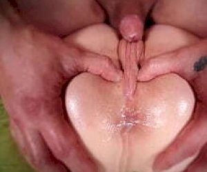 drobna z fajną cipką cieszy się ze spermy w domu